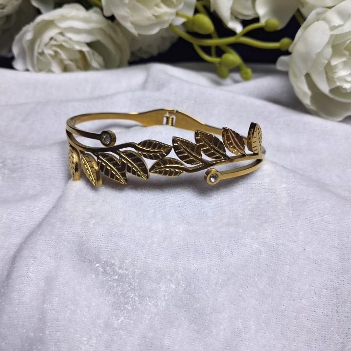 Golden Leaf Elegance Bracelet